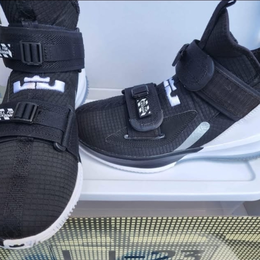 Lebron Soldier XIII SFG "Black/Chrome"